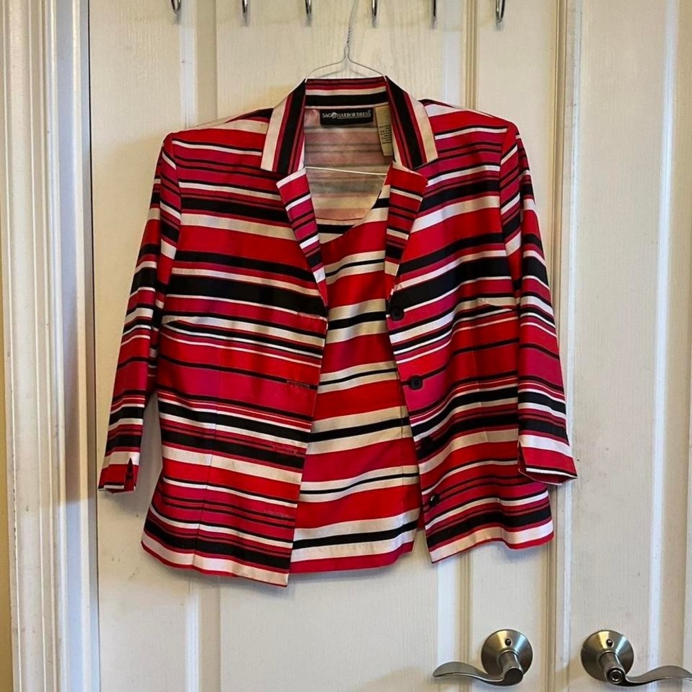 Vintage striped red & black blazer with white &  pinkish tones  Looks‎ great on!